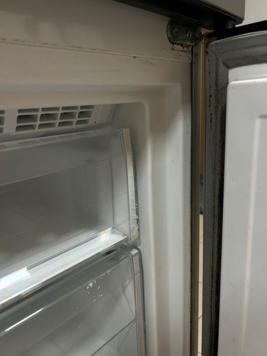 Frigorífico Combinado Indesit Inox – Muito bom estado – Pouco uso