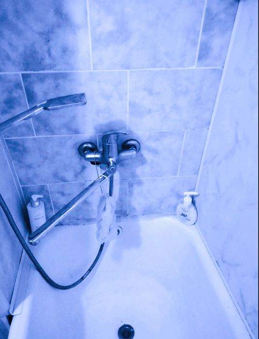 .Центр посуточно  1 ком . квартира 4 спальных мест, отопление газ.