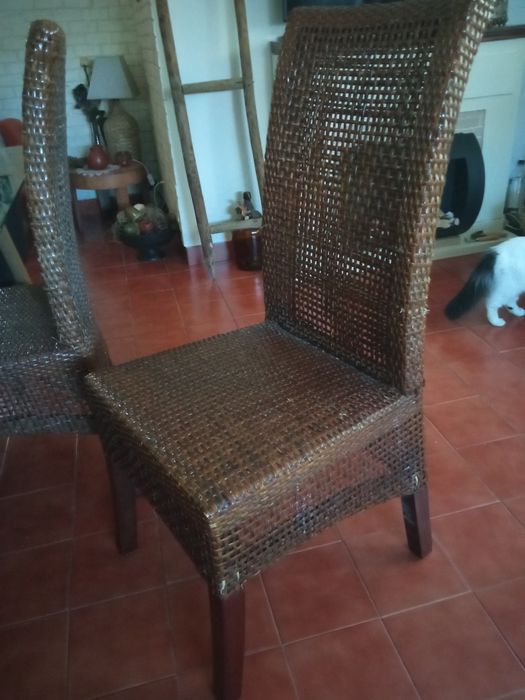 Tenho para venda estás cadeiras de sala