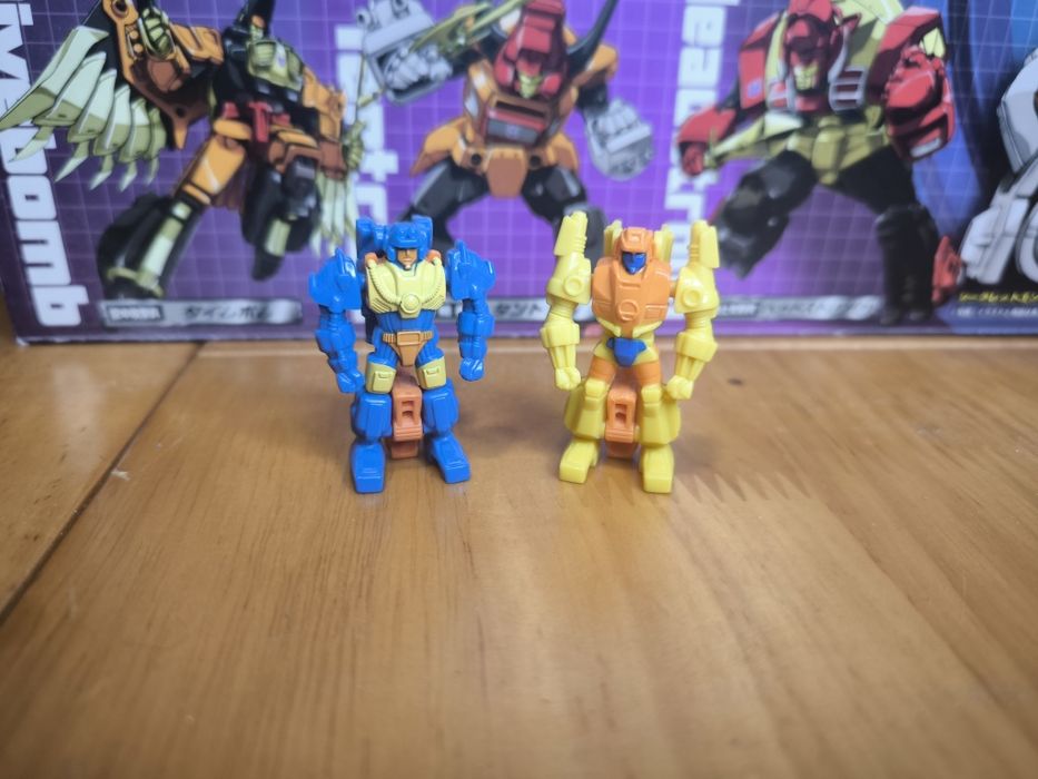 Hasbro Transformers Generations Thrilling 30 Deluxe Autobot Scoop