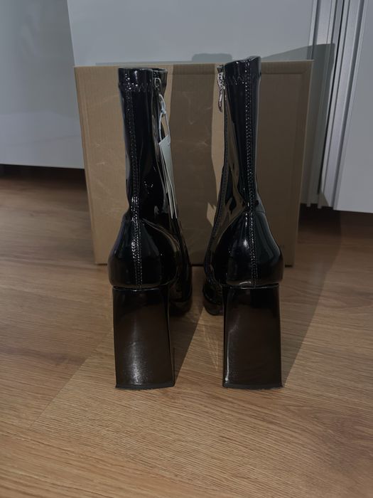 czarne kozaki na słupku