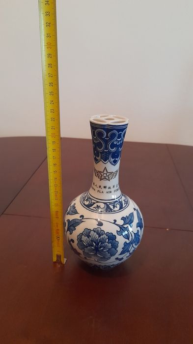 Pequena jarra muito antiga em porcelana oriental.