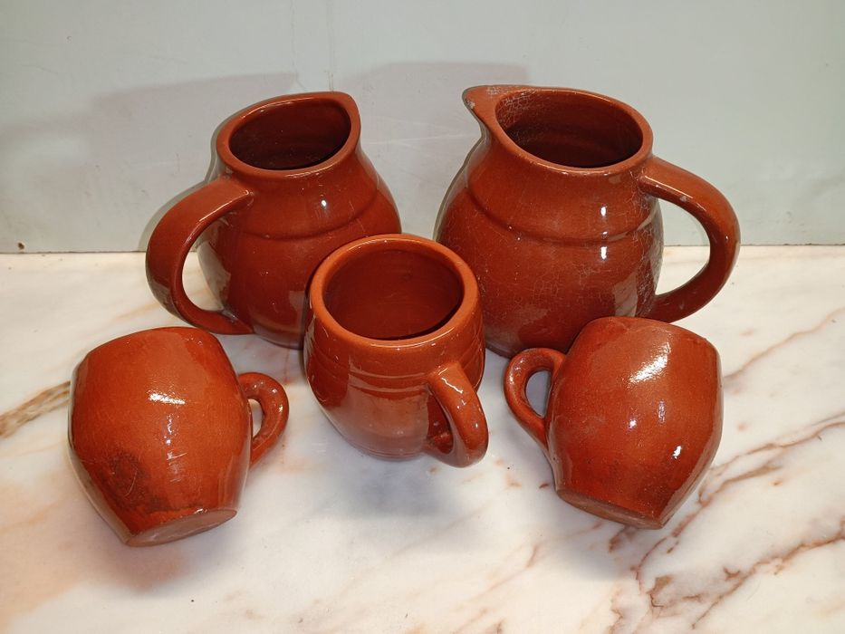 Cinco canecas em barro antigas perfeitas para uma decoração rústica