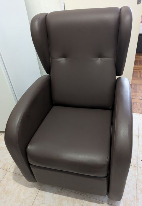 Cadeirão castanho reclinável com rodas