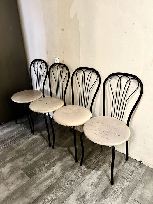 Стулья с металлическим каркасом и сиденьем из искусственной кожи