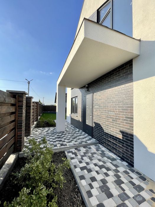 Будинок з терасою біля озера неподалік Бучанського парку