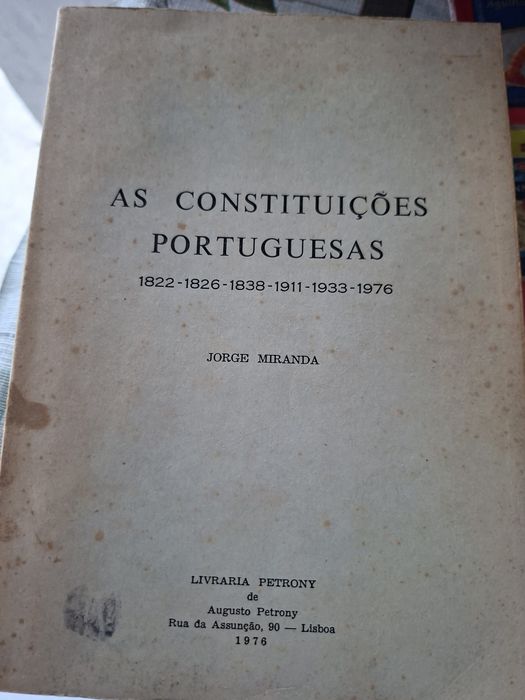 Livros de Direito e Constituições a 5 euros cada