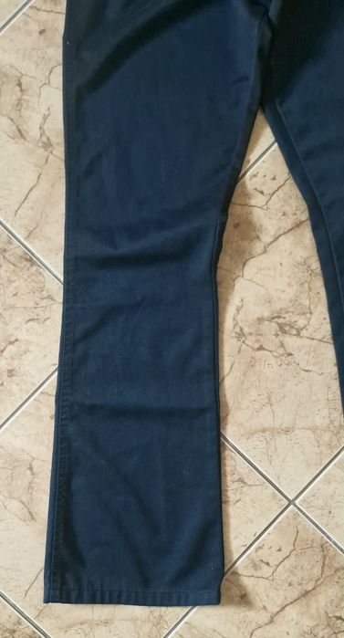 Spodnie wrangler model z szeroką nogawka rozm 33 - 34