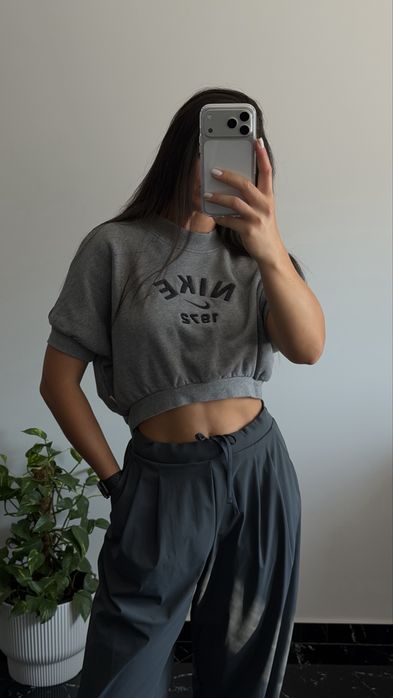 Nike Sportswear - жіночий кроп-топ на S р.
