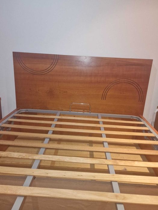 Cama com somier em bom estado em madeira com estrado
