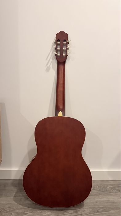 Guitarra clássica da marca Gomez (modelo standard 4/4, com acabamento natural)