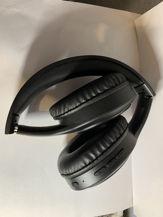 Безпровідні накладні навушники