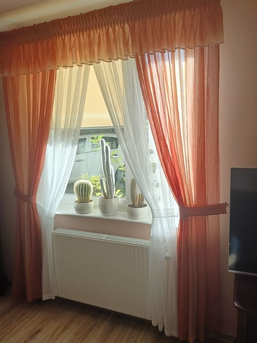 Dwa komplety dekoracji okiennej (firana +zasłony)