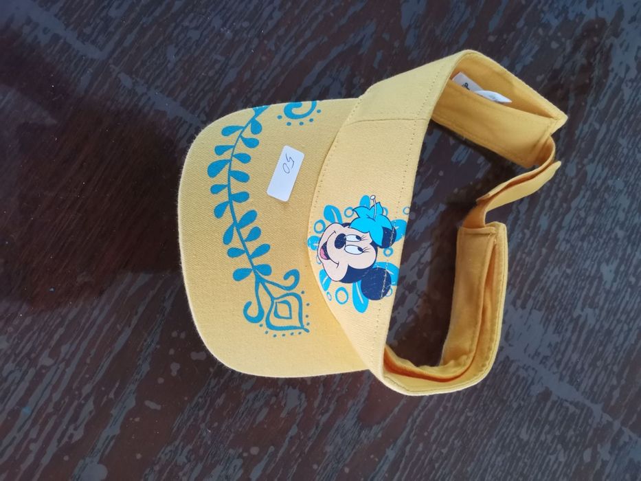 Захисна каска і бейсболка