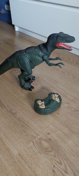 Dinossauro com comando426020450935787525