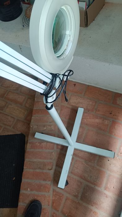 Lampa kosmetyczna stojąca z lupą