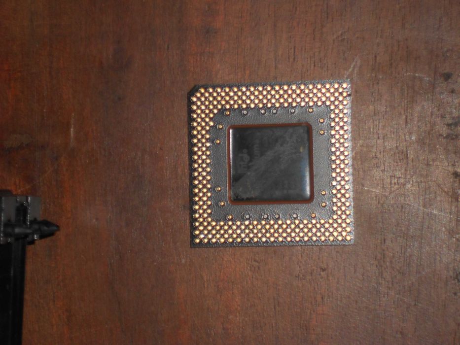 Various vintage Intel CPU processors in good condition434644756590776323