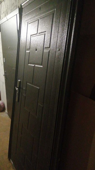 Продам двері вхідні металеві б/в з коробкою.