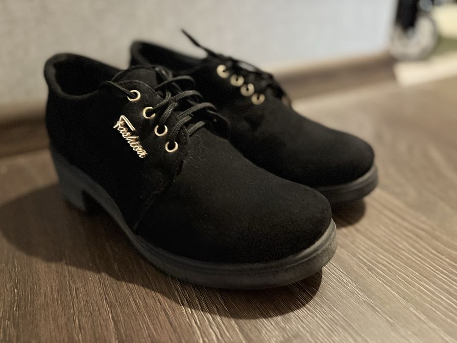 Замшеві туфлі на шнурівці