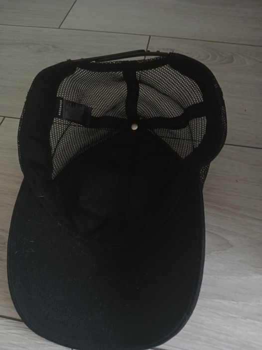 Czarna czapka ,,cute but psycho,,