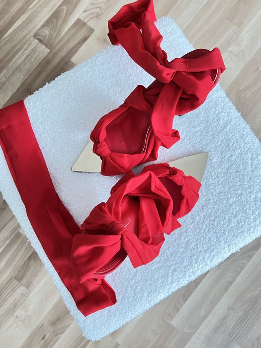 czerwone buty, sandały, wysokie obcasy