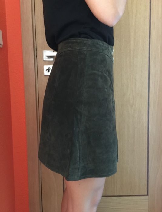 Saia em camurça c/ fecho verde Zara