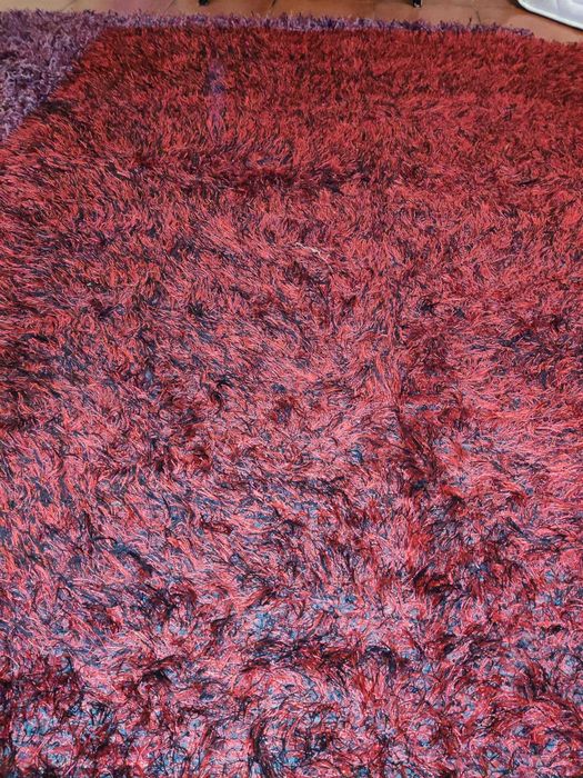 Carpete de pelo alto vermelha/preta 195x140