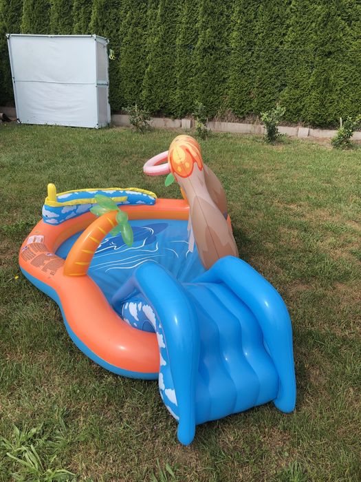 Basen aquapark. Wodny plac zabaw.