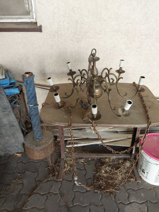 Żyrandol na długim łańcuchu