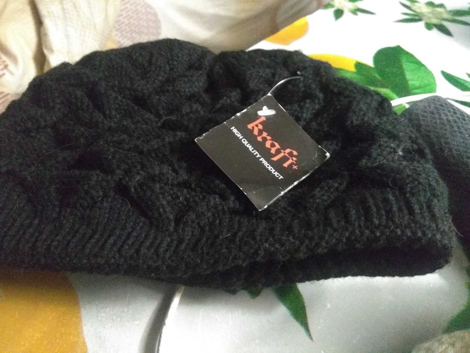 Продам  шикарную фирменную теплую шапку ,опушки с перца, енота, шапки