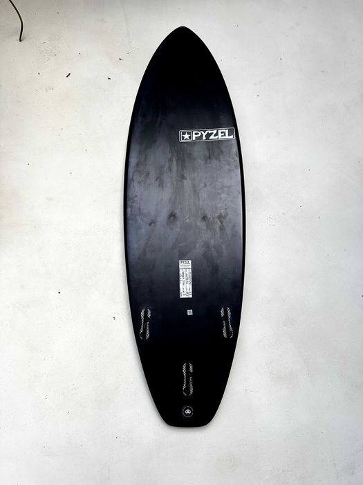 Prancha surf Pyzel Shadow 5'8 24,9L Preta - como nova