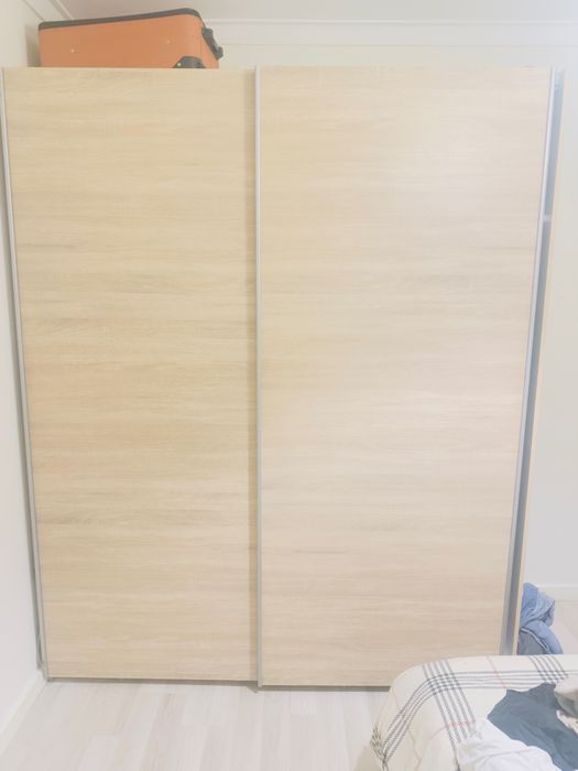 Guarda-fatos grande com portas de correr – bom estado