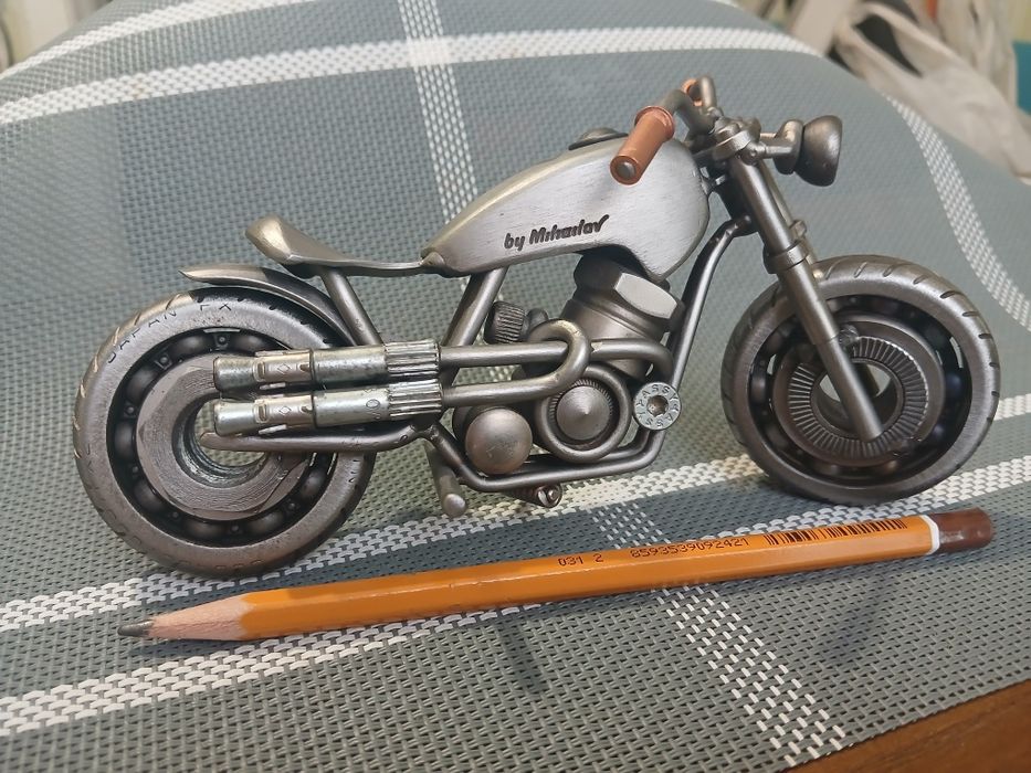 Модель мотоцикла из болтов и гаек