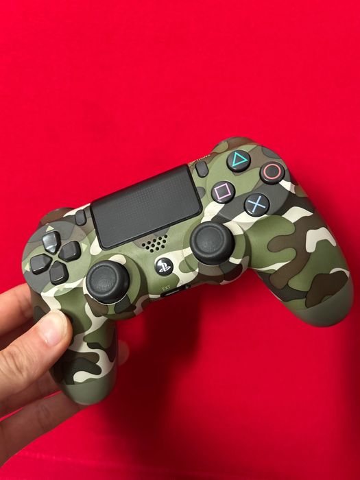 PlayStation 4 com 2 comandos e 5 jogos