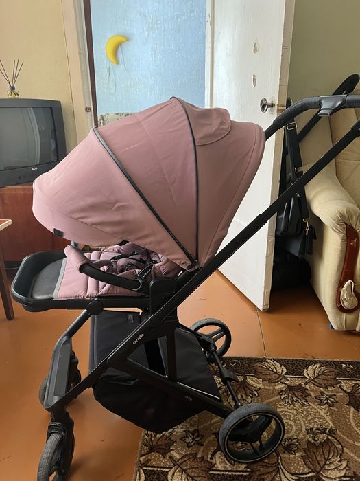 Дитяча прогулянкова коляска