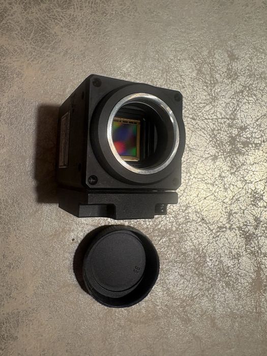 Przemysłowa kamera Keyence CA-HX200M, kamera monochromatyczna o rozdzielczości 2 megapikseli.