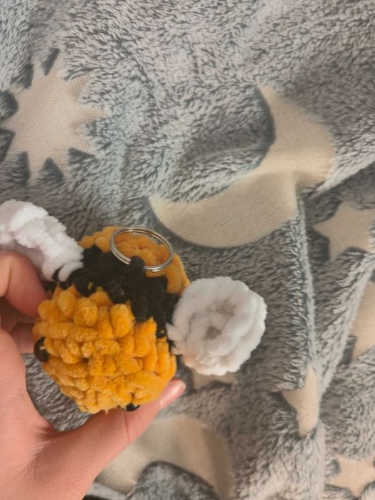 Duża Pszczółka na szydełku brelok