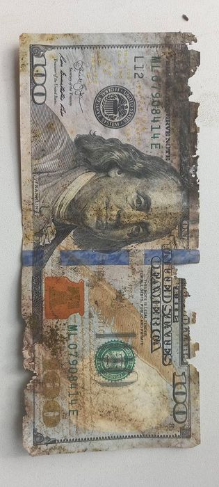 Пошкоджені долари