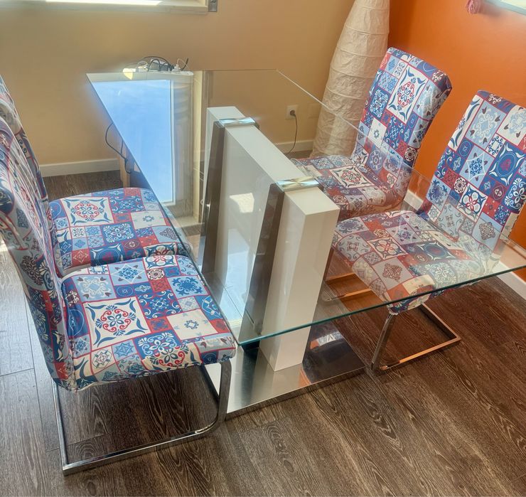 Mesa com tampo em vidro - sem cadeiras - mobiliário de sala.