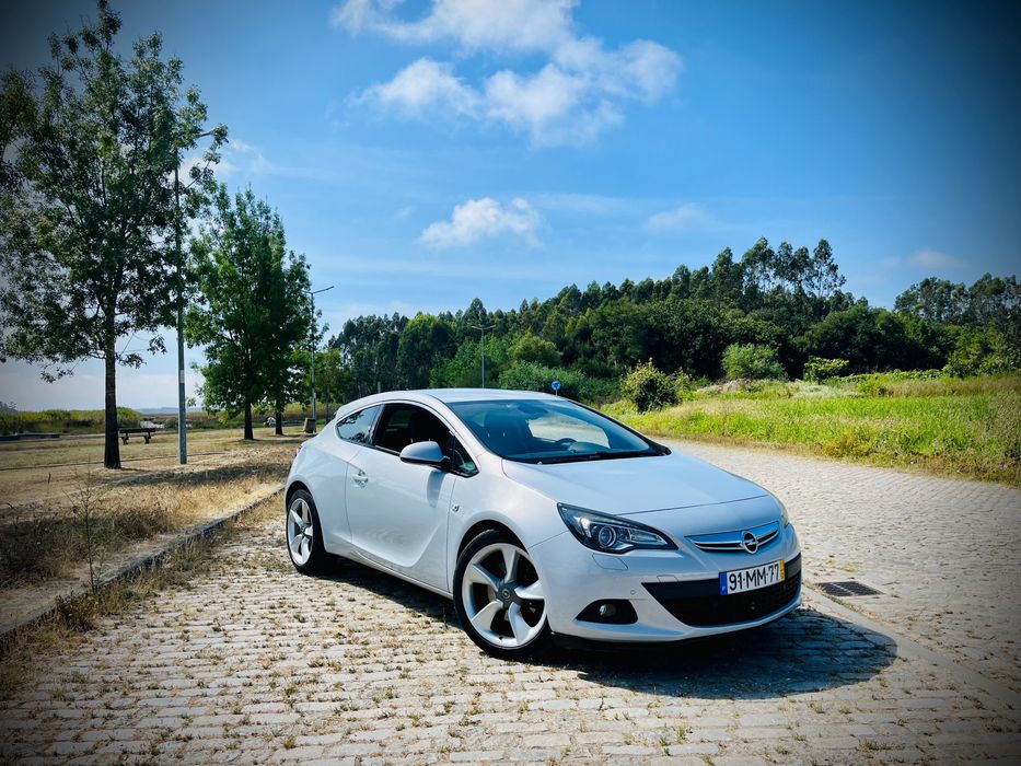 Veículo automóvel Opel Astra GTC 2.0 CDTI 165cv para venda