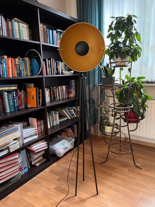 Lampa stojąca stylizowana na fotograficzną
