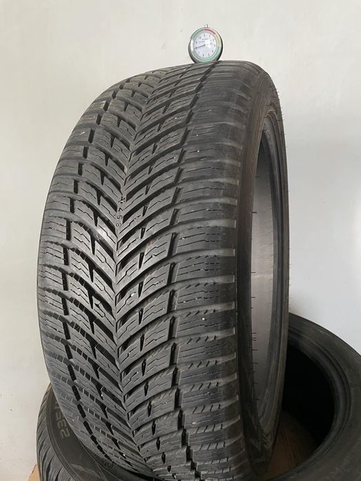 Практично нові всесезонні шини Nokian 235/45 R18 (8мм)