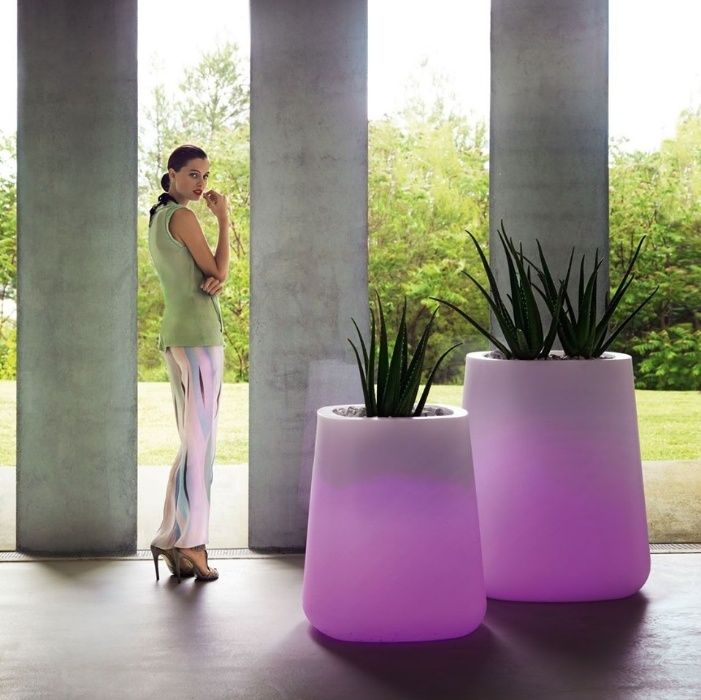 Vasos e floreiras com iluminação led color