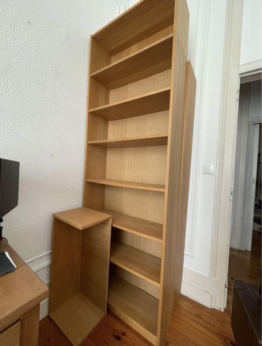 Duas estantes Ikea com extensões