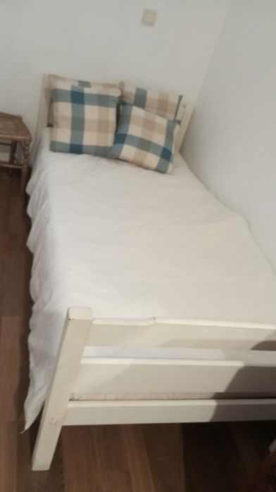 2 Camas usadas de um corpo pintadas a branco
