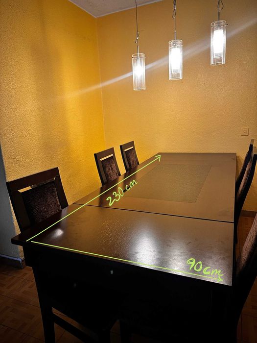 Mesa de Jantar e 6 cadeiras. Madeira escura, Extensível