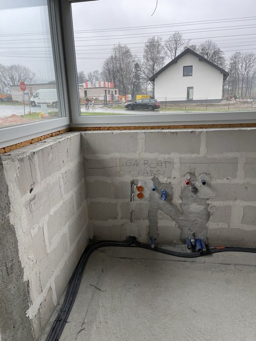 Dom jednorodzinny zamkniety zrobiona elektryka gotowy do tynkowania