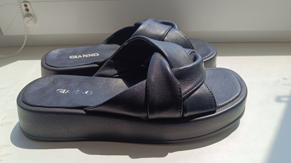 Шльопанці жіночі шкіряні