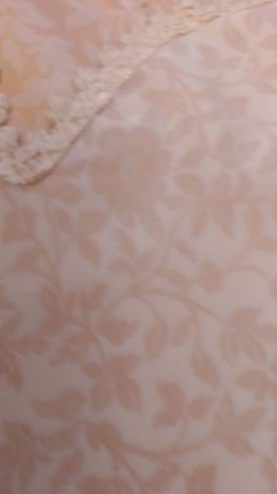 Zasłony w kolorze ciepłego beżu we wzór kwiatowy