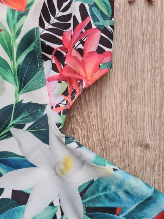 Letnia sukienka z wyciętymi bokami.